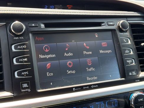 Used 2018 Toyota Highlander Limited Platinum FWD image 19