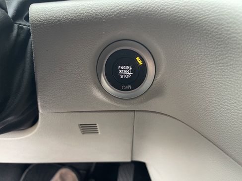 Used 2024 Chrysler Pacifica Touring-L image 62