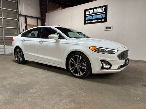 Used 2019 Ford Fusion Titanium image 2