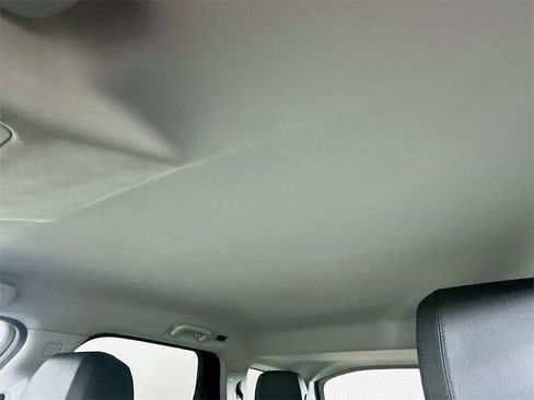 Used 2019 Land Rover Discovery Sport SE image 21