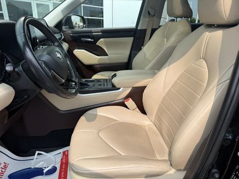 Used 2021 Toyota Highlander XLE AWD/4WD image 17