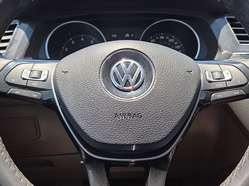 Used 2020 Volkswagen Tiguan SE AWD/4WD image 16