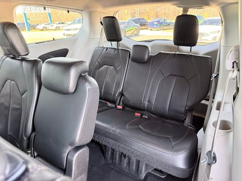 Used 2018 Chrysler Pacifica Touring-L image 17