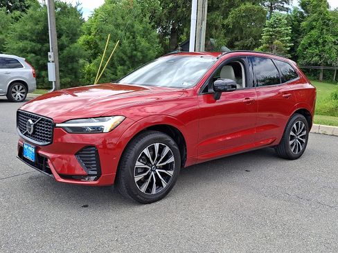 Certified 2024 Volvo XC60 B5 Plus AWD/4WD image 4