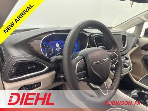 Used 2023 Chrysler Pacifica Limited w/ Uconnect Theater Family Group image 23