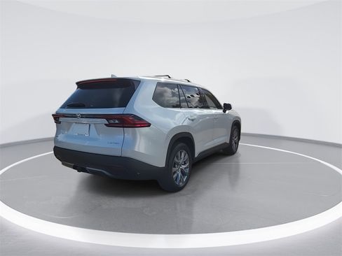 Used 2025 Toyota Grand Highlander AWD image 8