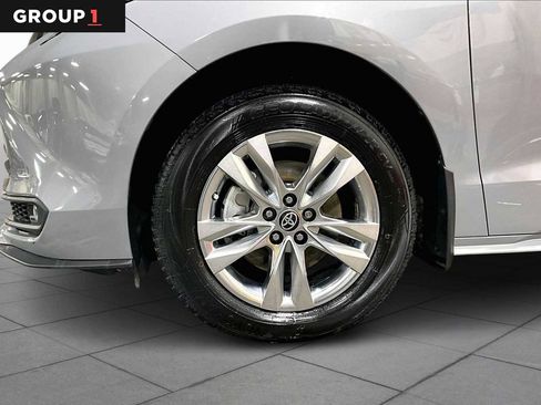 Certified 2022 Toyota Sienna XLE Woodland Edition image 11