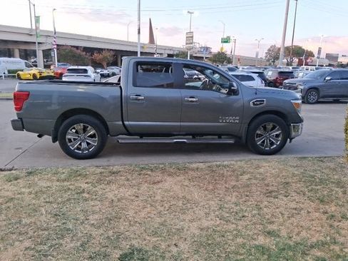 Used 2017 Nissan Titan SV RWD image 3