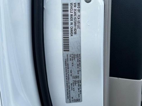 Used 2024 Chrysler Pacifica Limited FWD image 31