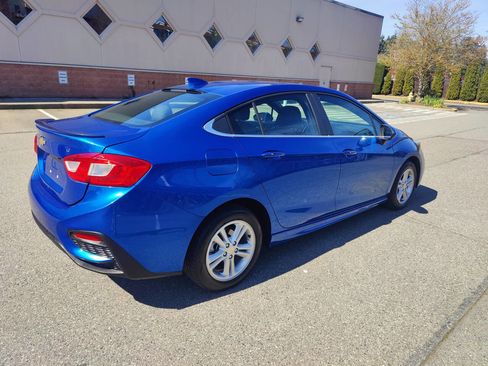 Used 2017 Chevrolet Cruze LT w/ Convenience Package FWD image 3