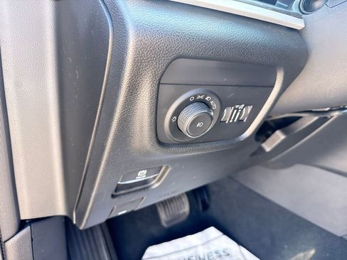 Used 2023 Jeep Grand Cherokee Limited w/ Black Appearance Package AWD/4WD image 15