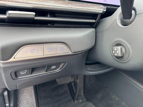 Certified 2025 Genesis GV80 2.5T Prestige image 18