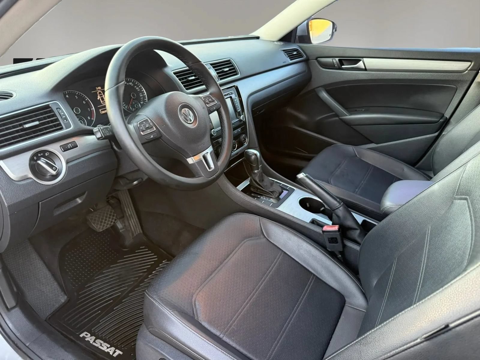 Used 2014 Volkswagen Passat 1.8T SE FWD image 12