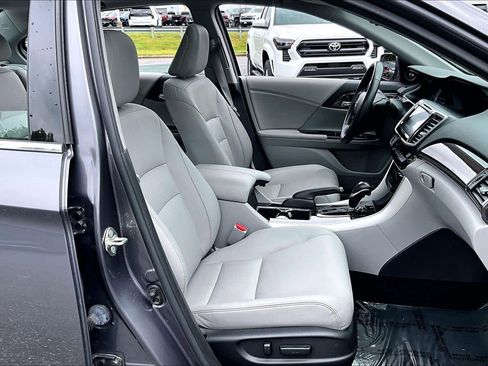 Used 2017 Honda Accord Touring image 9
