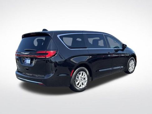 Used 2025 Chrysler Pacifica Select FWD image 6