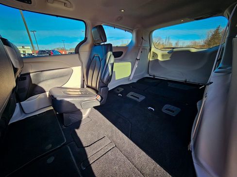 Certified 2022 Chrysler Pacifica Touring-L image 35