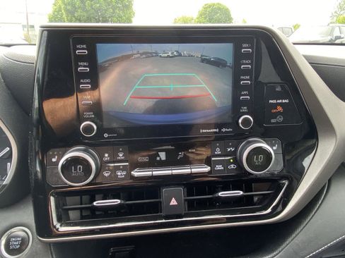 Used 2020 Toyota Highlander XLE AWD/4WD image 30