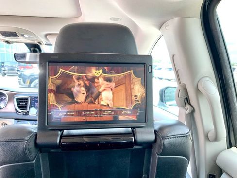 Used 2018 Chrysler Pacifica Touring-L Plus FWD image 14