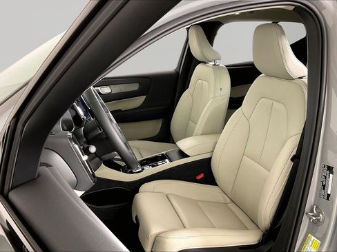 Used 2025 Volvo XC40 B5 Plus w/ Protection Package Premier AWD/4WD image 25