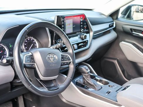 Used 2022 Toyota Highlander XLE FWD image 24