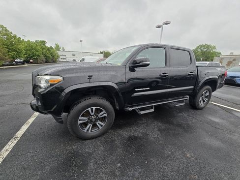 Used 2017 Toyota Tacoma TRD Sport AWD/4WD image 4