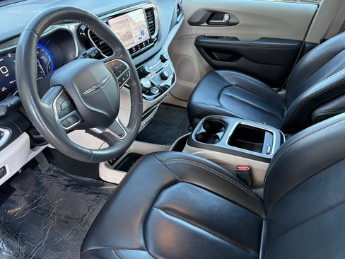 Used 2023 Chrysler Pacifica Touring-L FWD image 7