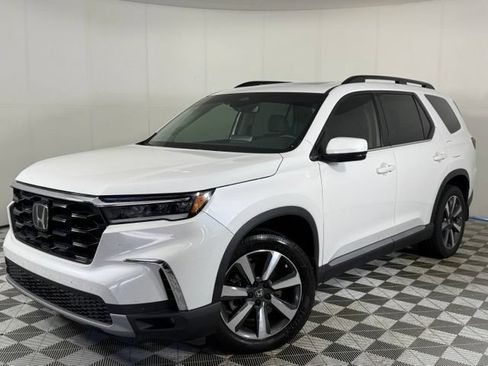 Used 2025 Honda Pilot Touring image 2