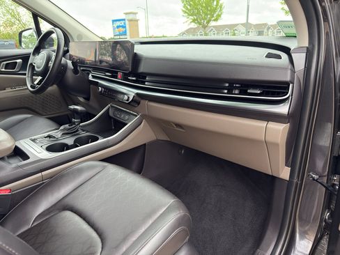 Used 2025 Kia Carnival FWD image 36