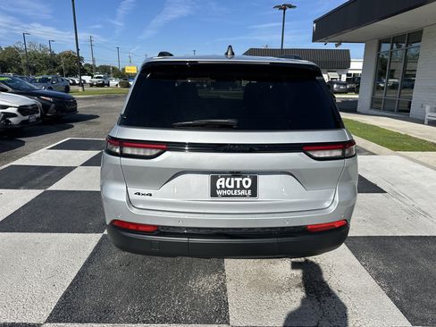 Used 2025 Jeep Grand Cherokee Altitude AWD/4WD image 8