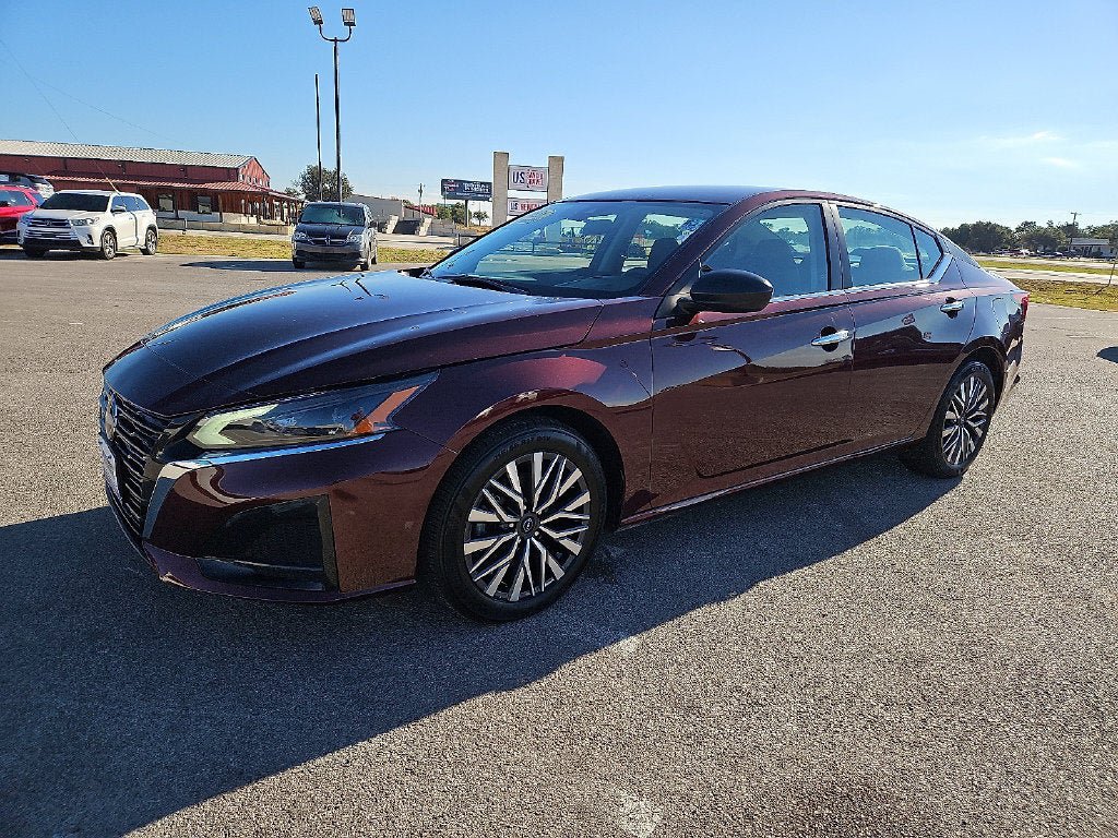 Used 2025 Nissan Altima 2.5 SV FWD image 2