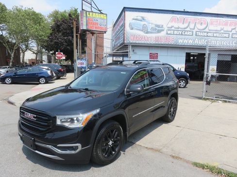 Used 2018 GMC Acadia SLT w/ LPO, Black Accent Package AWD/4WD image 2