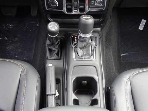 Used 2024 Jeep Wrangler Sahara w/ Safety Group image 21