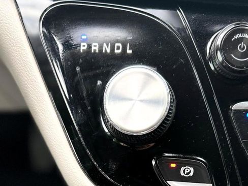 Used 2023 Chrysler Pacifica Touring-L FWD image 15