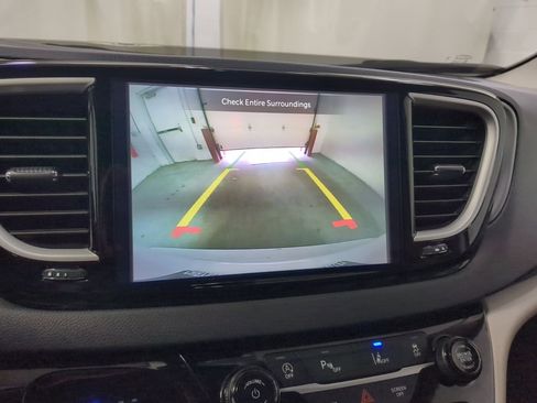 Certified 2024 Chrysler Pacifica Touring-L image 14