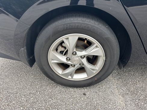 Used 2023 Hyundai Elantra SE image 17