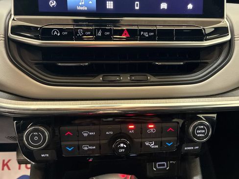 Used 2023 Jeep Compass Limited w/ Sun and Sound Group AWD/4WD image 19