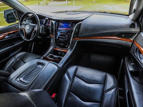Used 2018 Cadillac Escalade Luxury image 37
