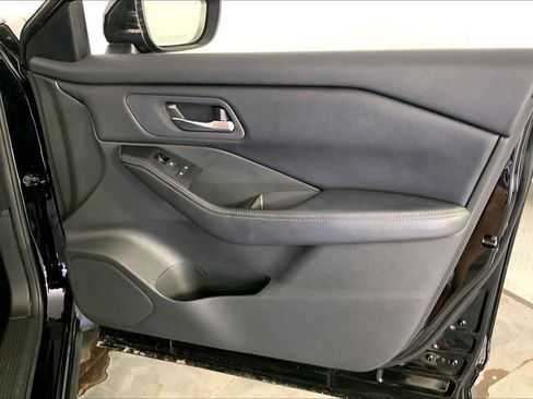 Used 2025 Nissan Rogue SV AWD/4WD image 25