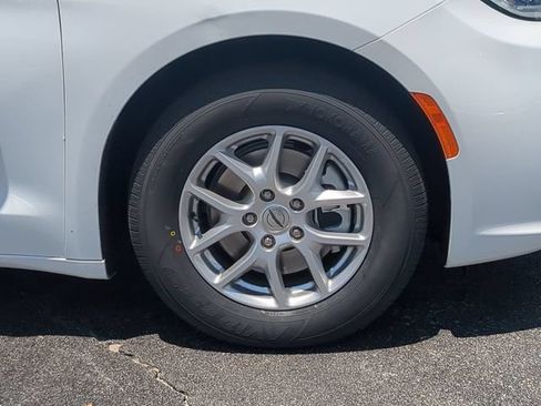 Used 2023 Chrysler Pacifica Touring-L FWD image 11