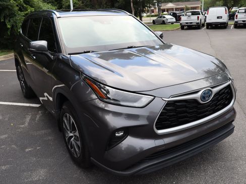 Used 2021 Toyota Highlander XLE AWD/4WD image 25