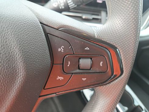 Used 2025 Chevrolet Trax LT FWD image 32