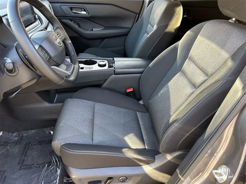 Certified 2025 Nissan Rogue SV image 30