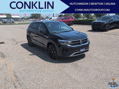 Used 2023 Volkswagen Taos SE w/ Black Wheel Package