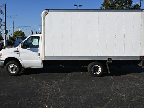 Used 2016 Ford E-350 and Econoline 350 Super Duty image 2