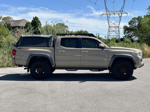Used 2016 Toyota Tacoma TRD Off-Road image 2