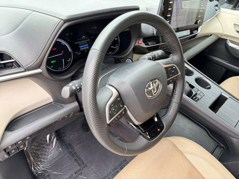 Used 2022 Toyota Sienna Limited image 4