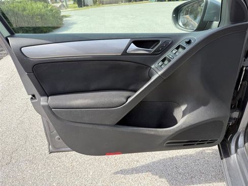 Used 2010 Volkswagen Golf 4-Door image 10