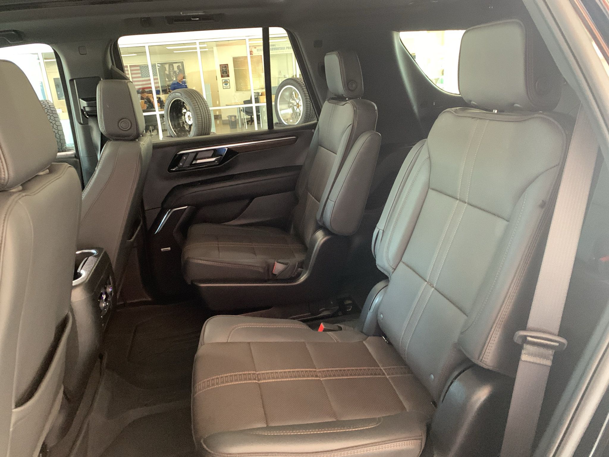 Used 2025 Chevrolet Tahoe High Country AWD/4WD image 18