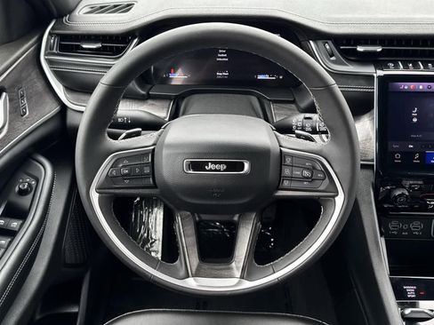Used 2024 Jeep Grand Cherokee Limited image 9