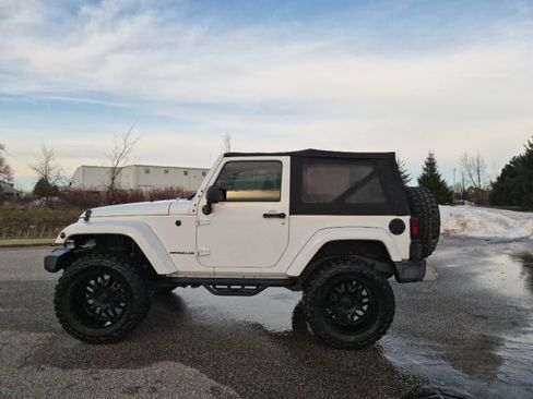 Used 2016 Jeep Wrangler Sahara w/ Connectivity Group image 8